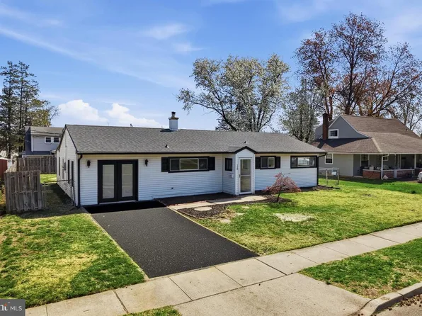 110 Deep Dale Dr E, Levittown, PA 19056