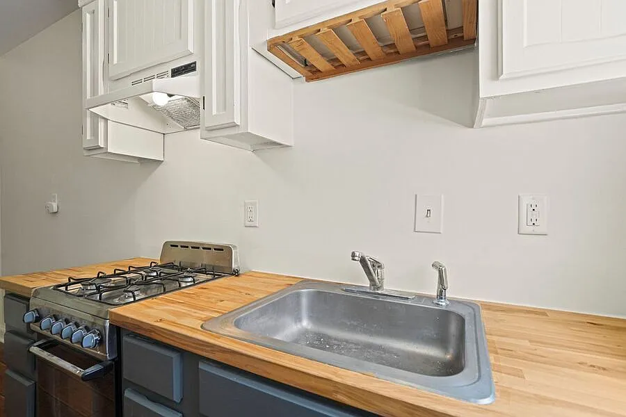 A Spacious Glover Park One-Bedroom with Room to Breathe — Photo 2