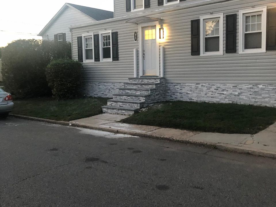 2nd image of 71 Leslie St