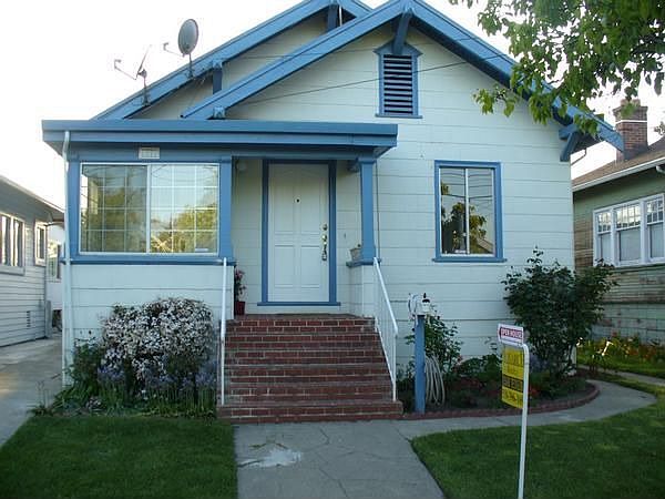Darling Craftsman home built in 1910 (updated)