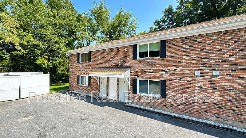 2 bed, 1.0 bath, $1,200 — Photo 2
