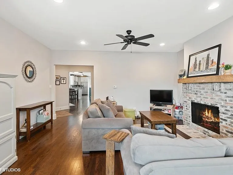 2553 W Winnemac Ave — Photo 4