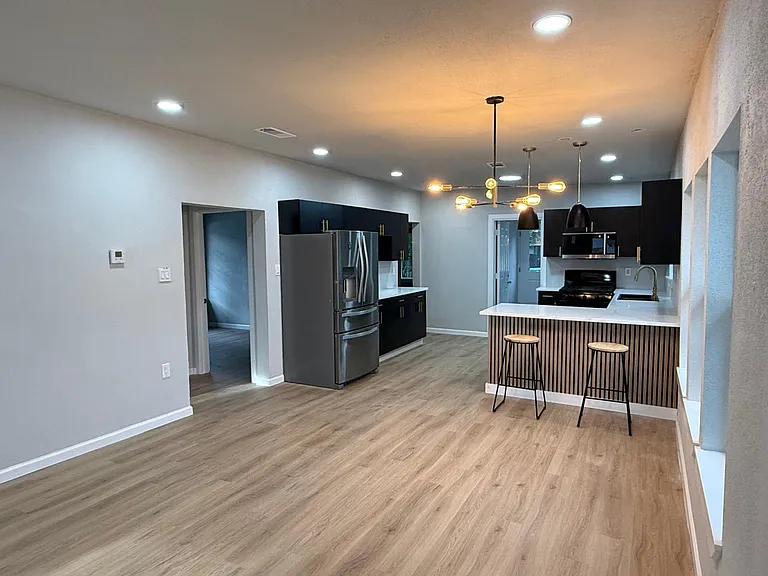 758 Bethpage Ave — Photo 6