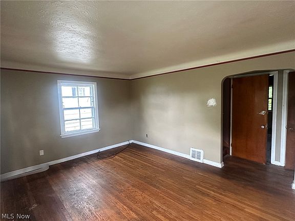 4th image of 3927 E 153rd St