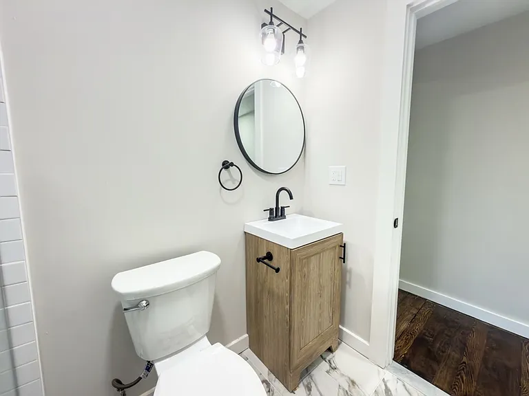 560 Howard Ave — Photo 53