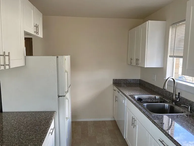 570 Ward St — Photo 10