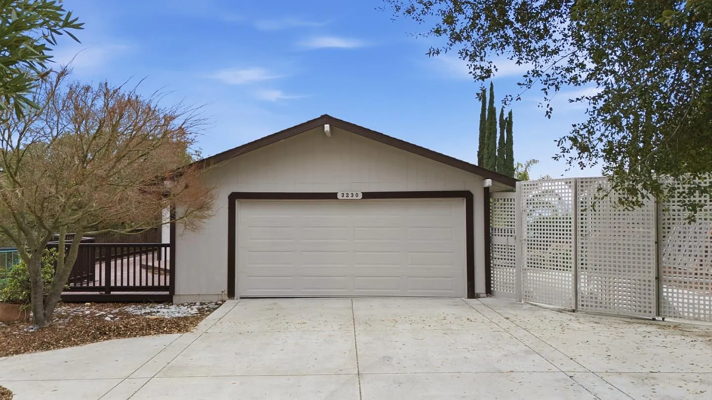 3230 Oak View Ln photo 1
