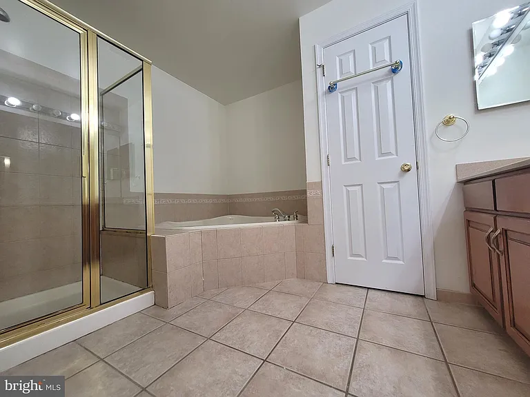 35 Tudor Ct — Photo 22