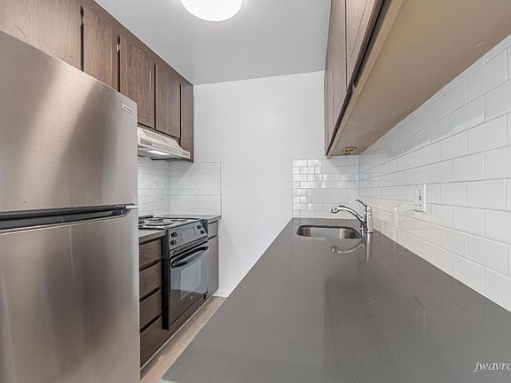 3rd image of 1940 Franklin St APT 201