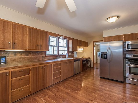 5th image of 1316 W Davis Dr
