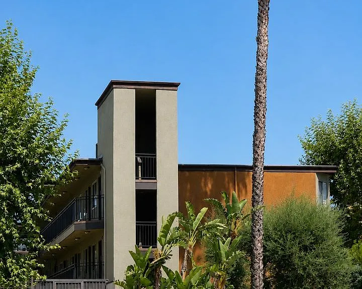 Topanga Apartments — Photo 13
