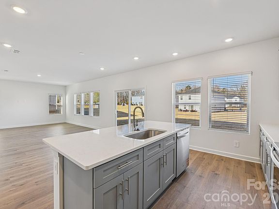 3rd image of 2111 Sunflower Cir