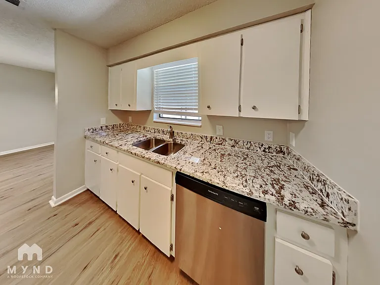 132 E Poinsettia St — Photo 5