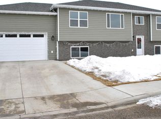 570 Highlands Ave, Dickinson, ND 58601