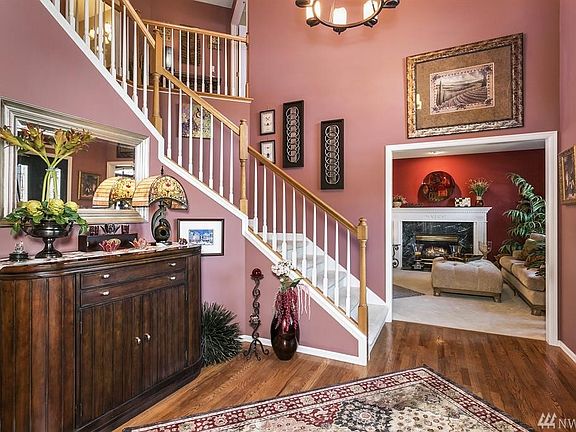 Great Foyer Adds Elegant Touch