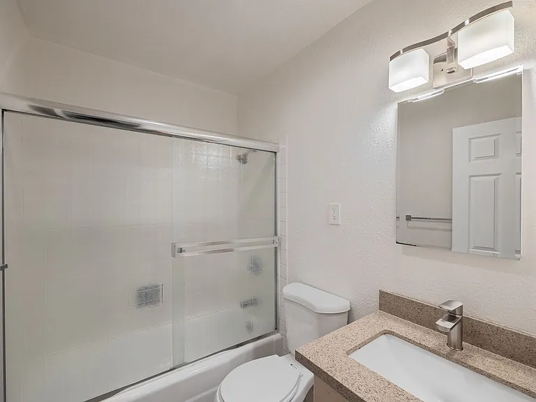 940 Guerrero St — Photo 12