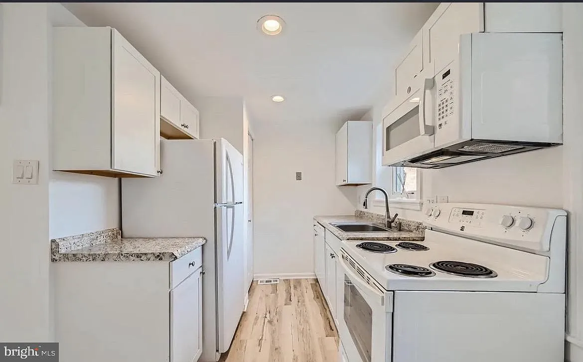 2 bed, $1,300 — Photo 3