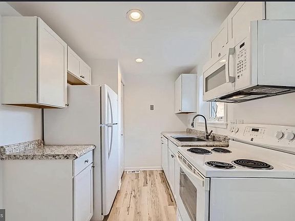 3rd image of 21 S Carrollton Ave