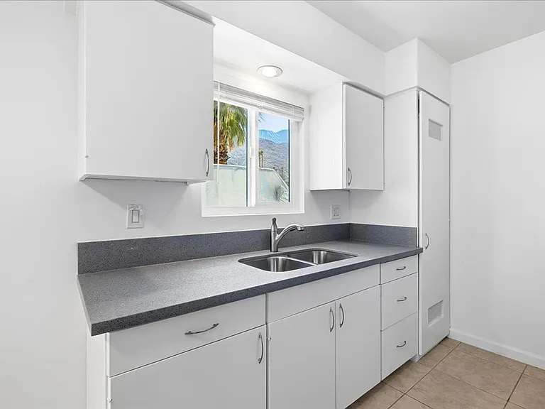 2080 S. Camino Real — Photo 3