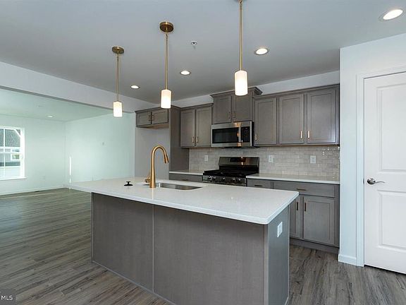 5th image of 1033 Addie Ln
