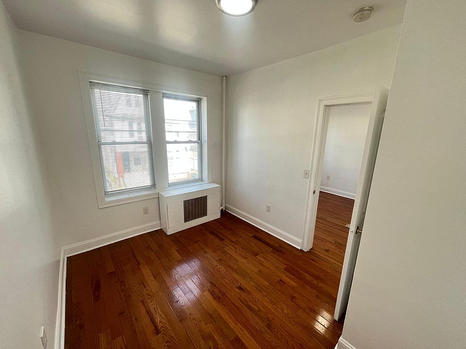2nd image of 131 Woodlawn Ave #5E