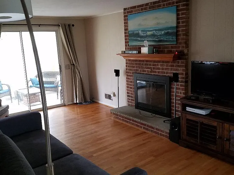 Entry/Fireplace/Entertainment space