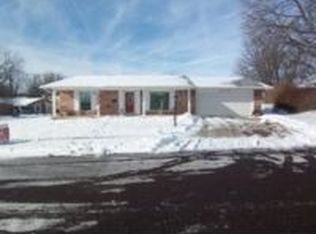 6903 N Mission Rd, Peoria, IL 61614