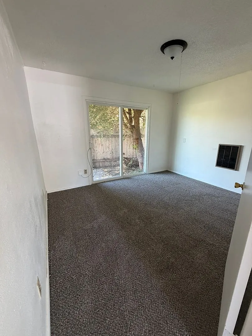 Newly Renovated 2 Bedroom, 1 Bathroom Triplex - South Suburbs — Photo 2