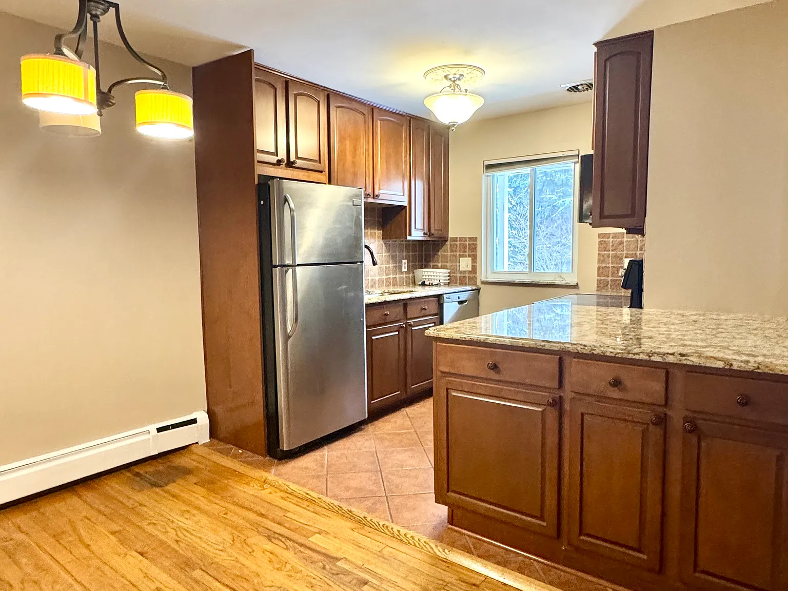 2 bed, 900 sqft, $1,300 — Photo 4