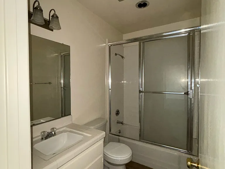 8740 Owensmouth Ave #16 — Photo 12