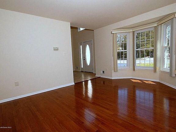4th image of 612 Brookside Dr