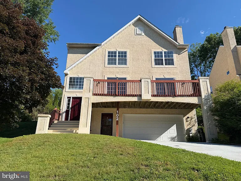 102 Thomas Ln — Photo 3