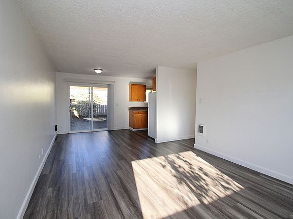 4th image of 6237-6239 SE Fern Ave #6237