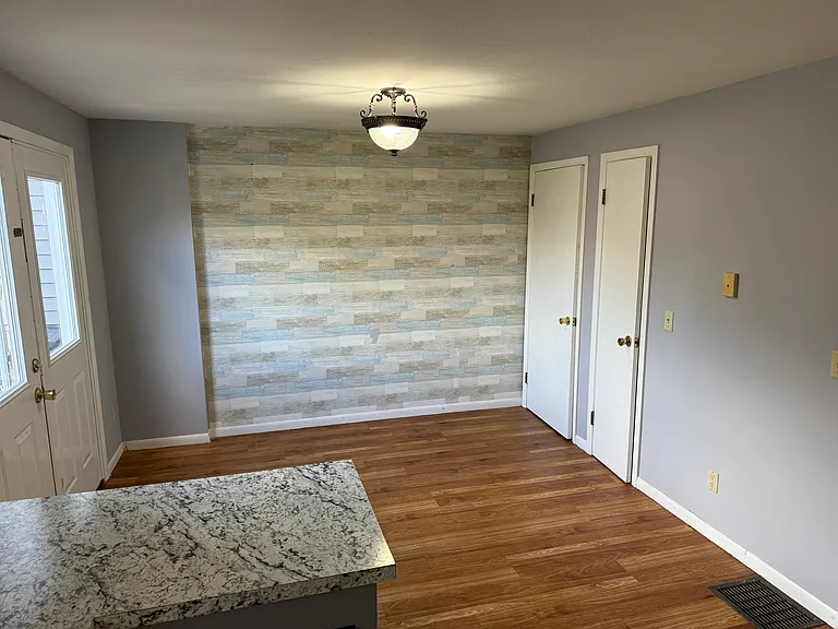 1044 Columbus Cir N — Photo 2