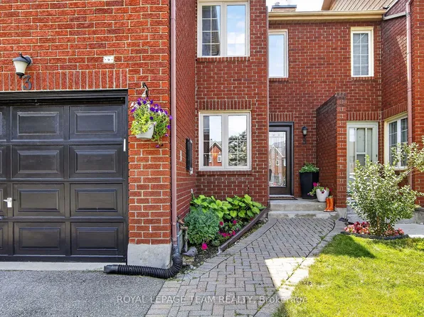 3 Hepburn Ct, Ottawa, ON K2L 3Z3