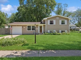 121 Dartmoor Dr, Crystal Lake, IL 60014