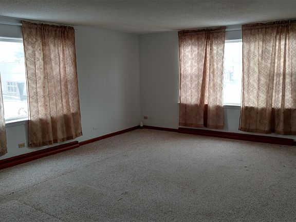 3rd image of 132 1/2 S Michigan Ave