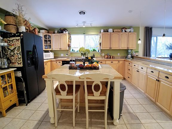 Large kitchen with seating, granite counter tops.