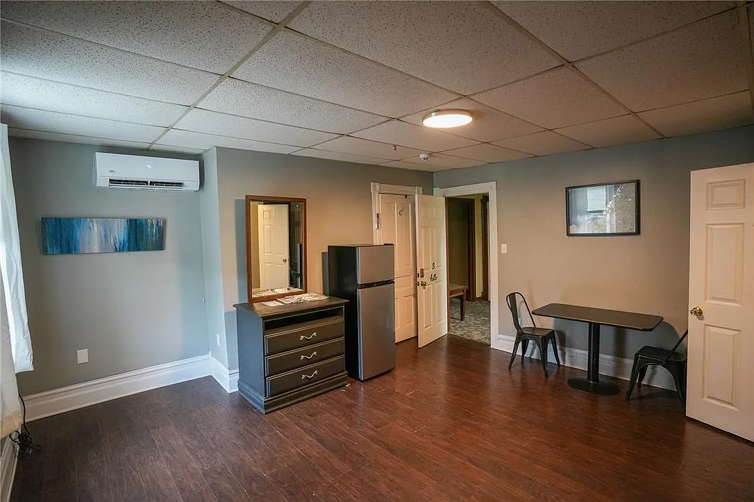 1 bed, 1.0 bath, 280 sqft, $950 — Photo 4