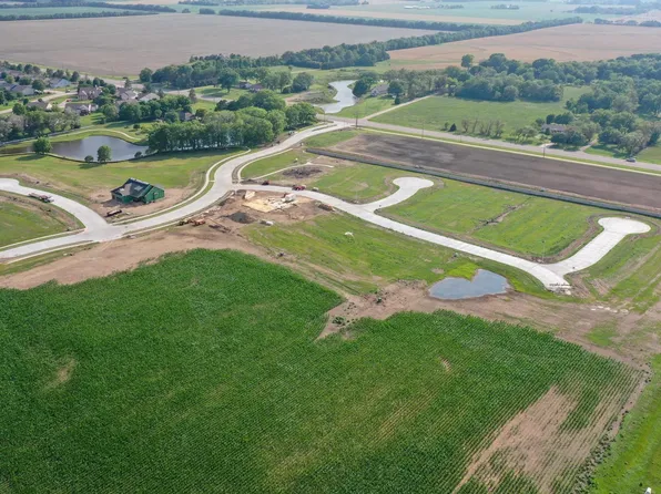 521 Maple Leaf Cir, Newton, KS 67114