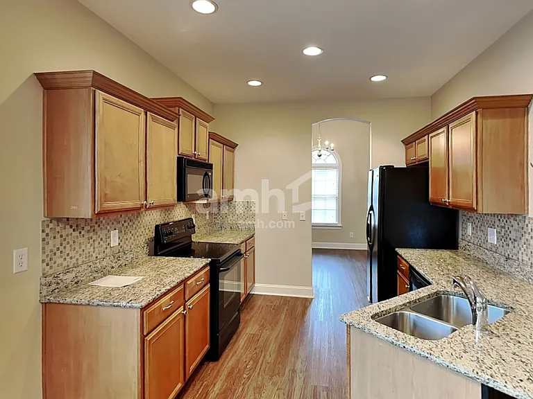 4013 Lilac Ln — Photo 3