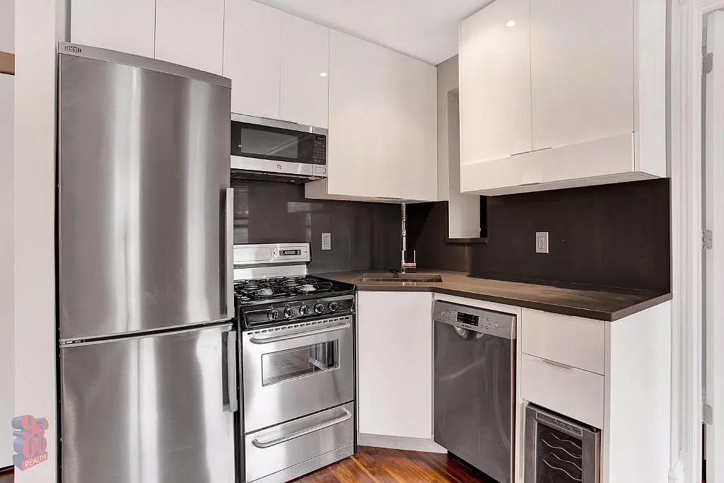 1590 Lexington Avenue — Photo 3