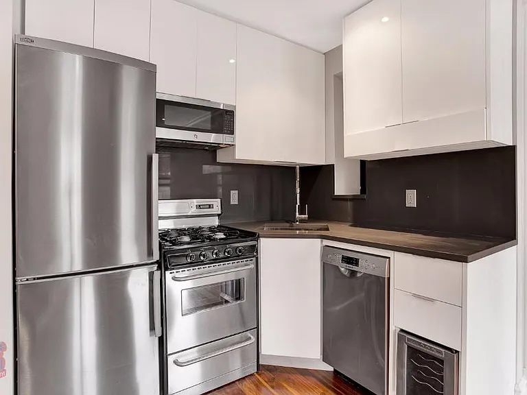 1590 Lexington Ave #18 — Photo 3
