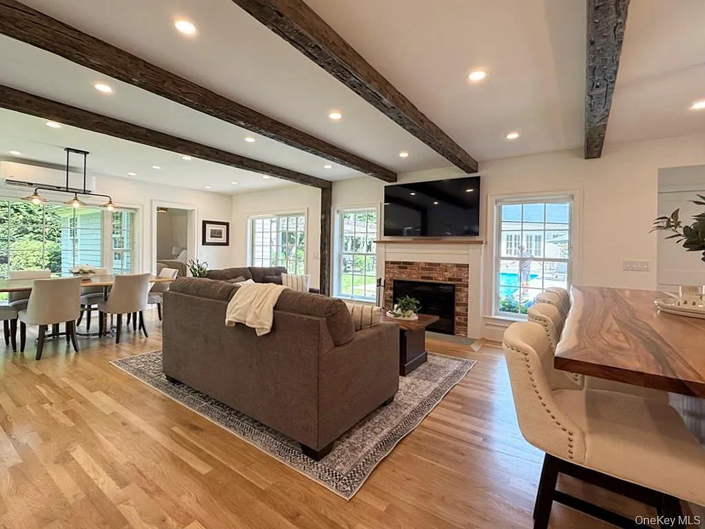 3 bed, 3.0 bath, 1800 sqft, $8,000 — Photo 3