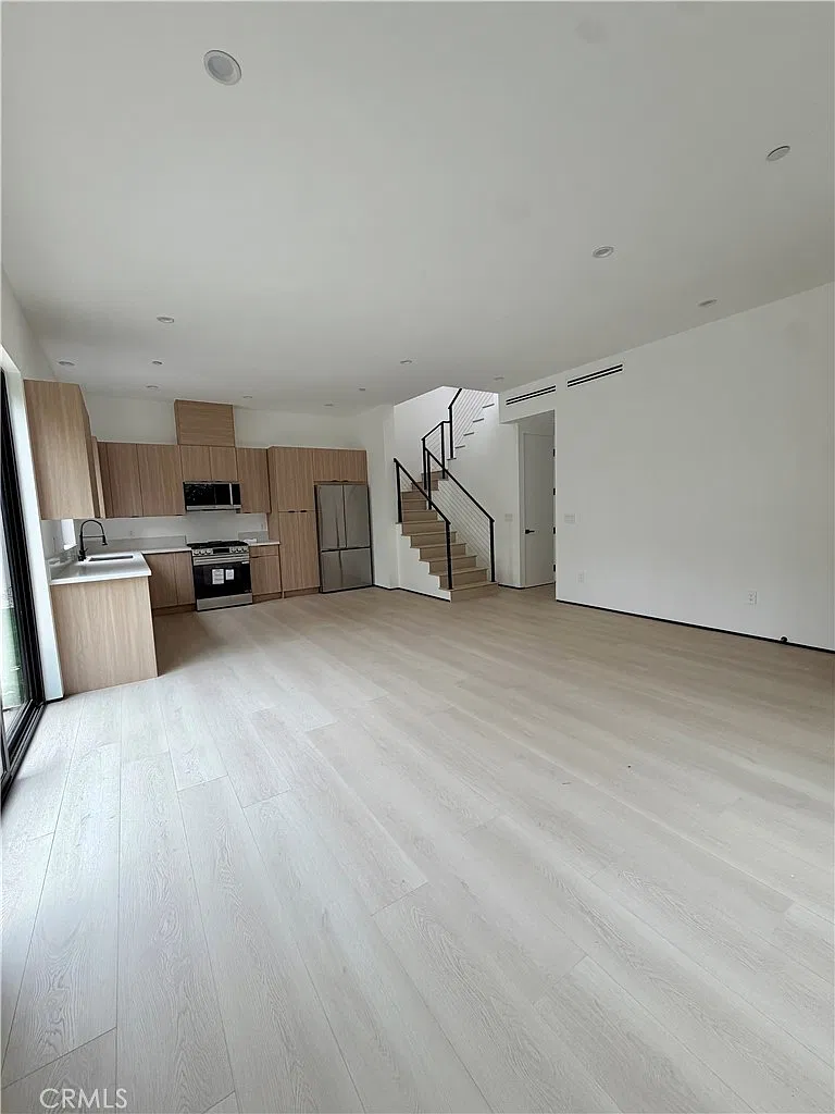 3 bed, 1350 sqft, $5,250 — Photo 3