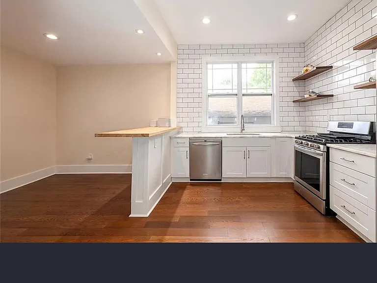 881 Beckwith St SW — Photo 7