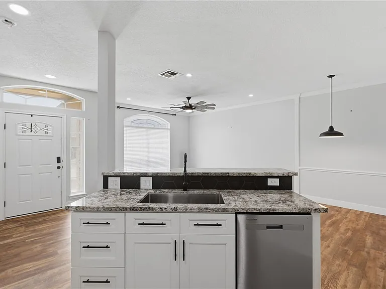 239 Navarro Dr — Photo 4