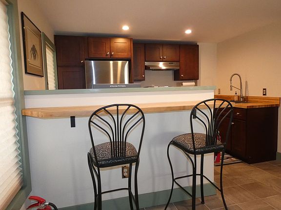 3rd image of 219 N Winooski Ave APT 3