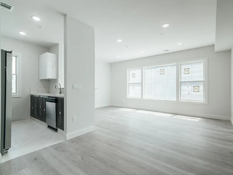 144 Bergen Ave #2A — Photo 3