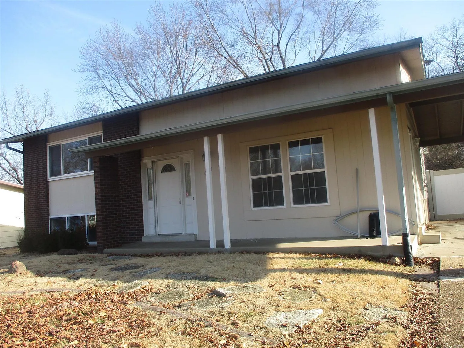 645 Sherwood Dr photo 1
